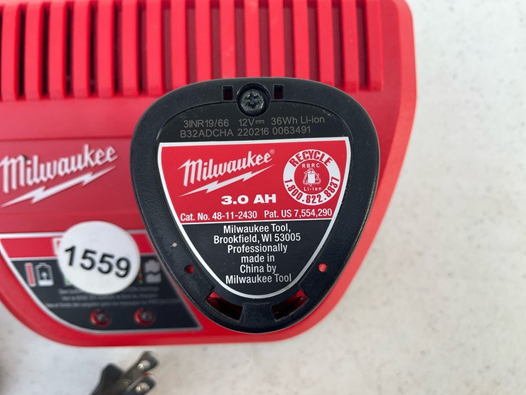 #1559-•-milwaukee-m12-battery-and-charger-combo-image-2