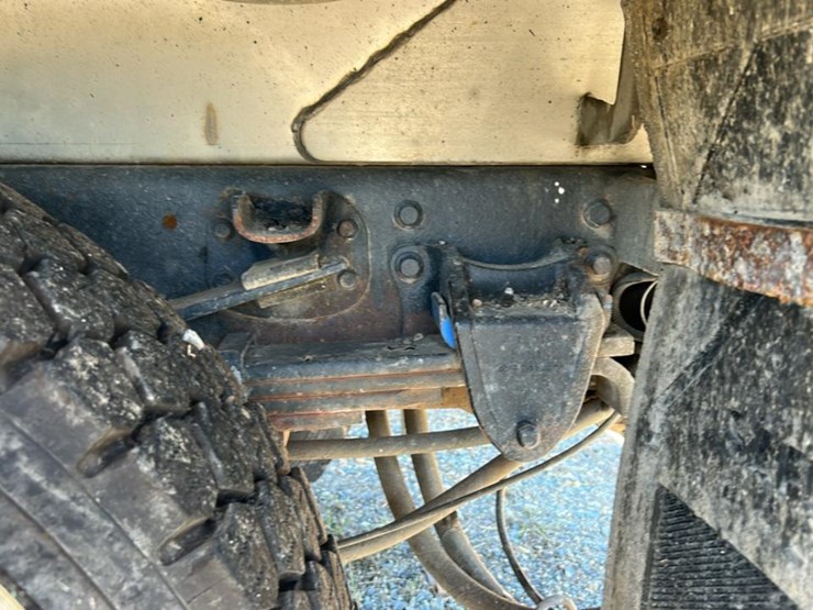 #1963-•-2010-dump-&-spreader-truck*-image-42