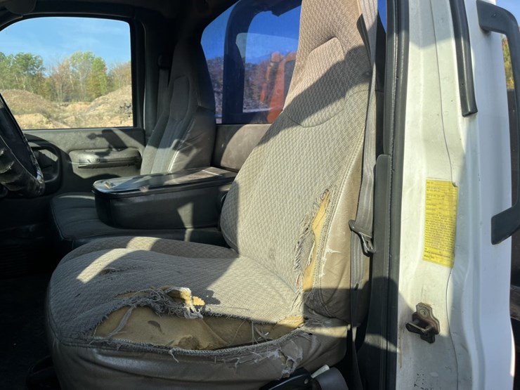 2005-gmc-5500-image-44