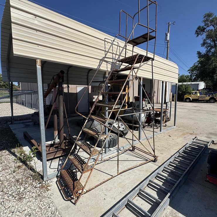 ROLLING WAREHOUSE SAFETY LADDER ROLLING WAREHOUSE SAFETY LADDER