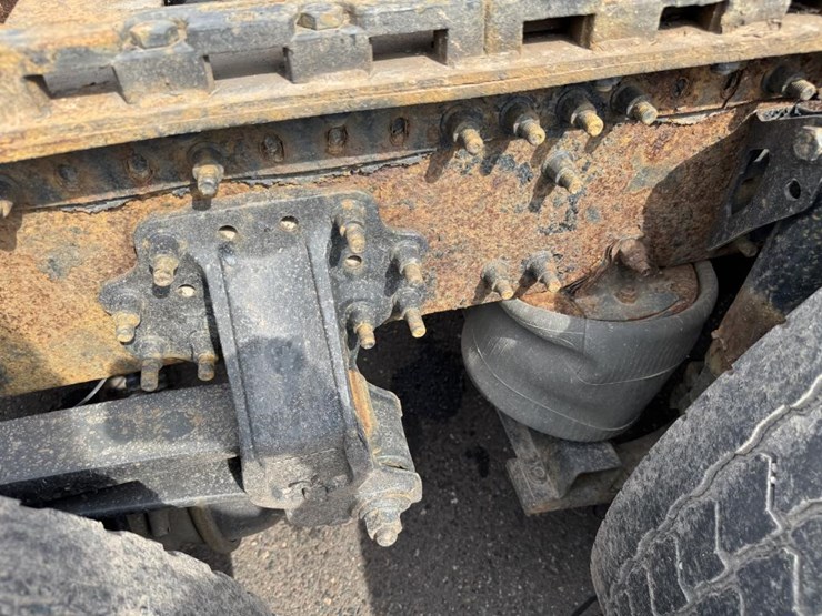#1097-•-2006-volvo-ve-d12-sleeper-cab-truck-tractor-image-80
