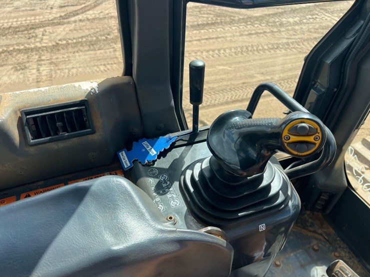 2005-komatsu-d39px-21-image-32