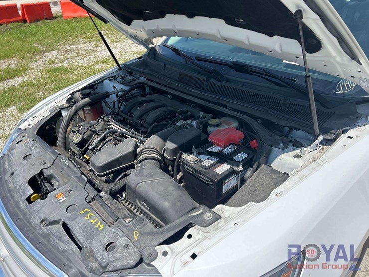 2015-ford-taurus-se-sedan-image-7