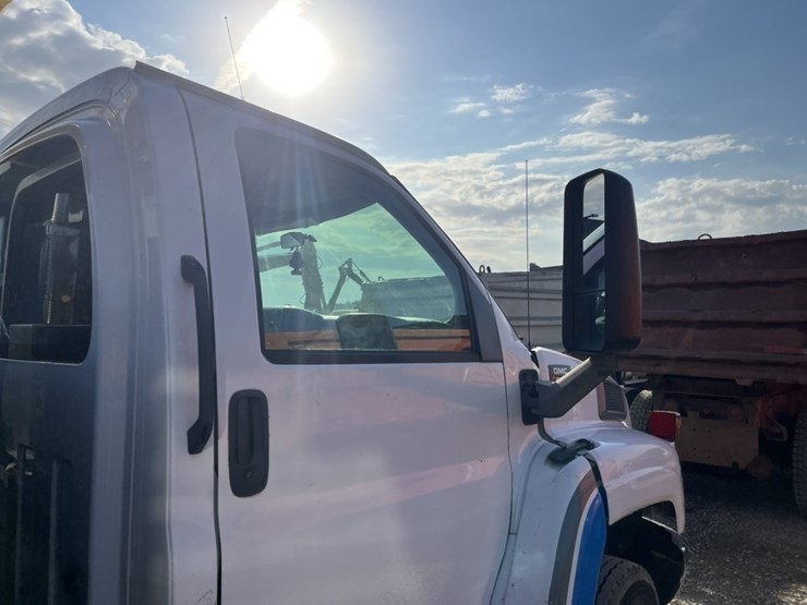 2005-gmc-5500-image-29
