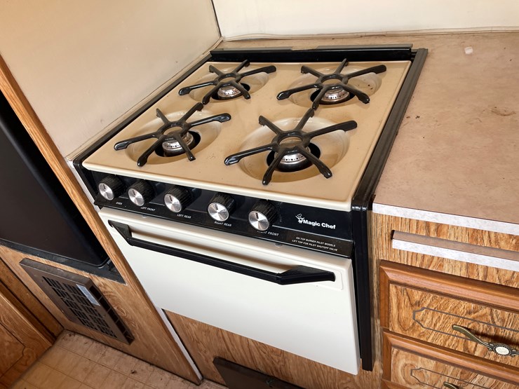 #1900-•-1989-companion-gooseneck-camper-(has-wi-title)-image-51