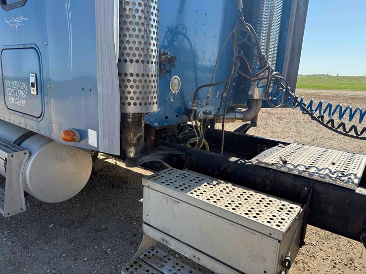 1999-freightliner-century-class-semi-image-3