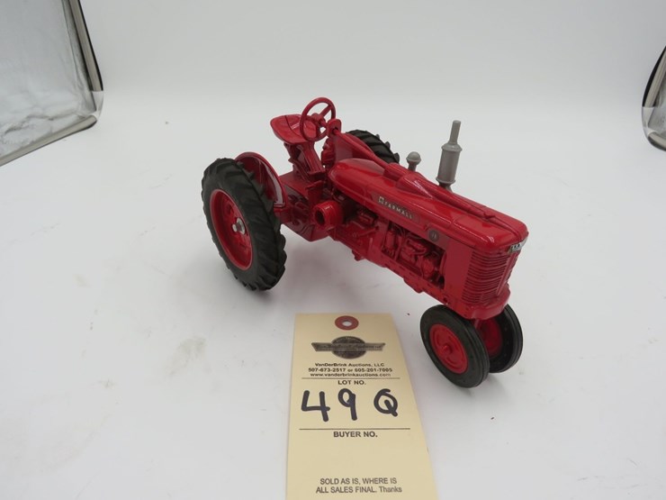 ertl-farmall-h-1/16th-scale-toy-tractor-image-1