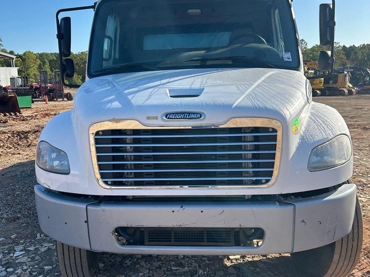 2018-freightliner-business-class-m2-106-image-5