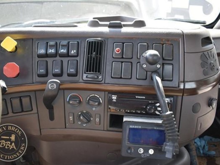 2015-volvo-vnm64t200-image-35