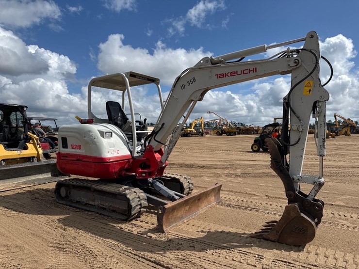 takeuchi-tb240-image-4
