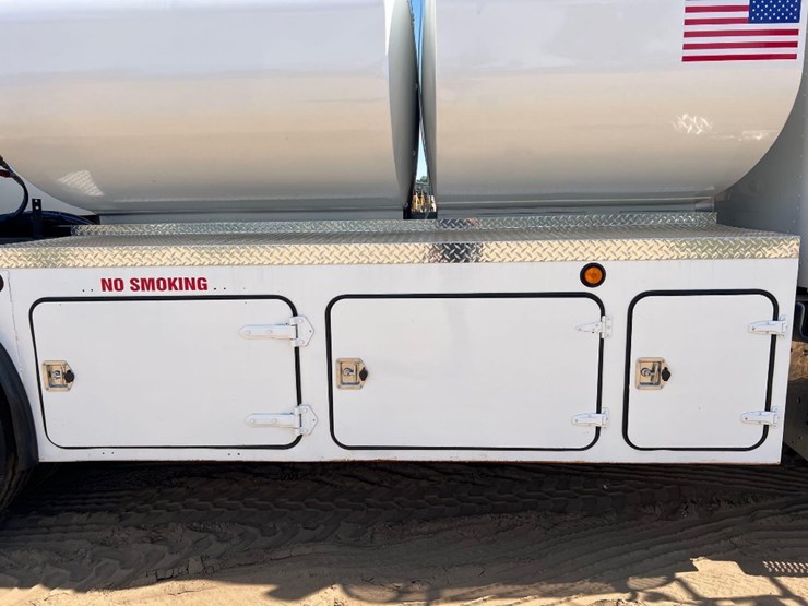 2012-peterbilt-pb348-fuel-&-lube-truck-image-31