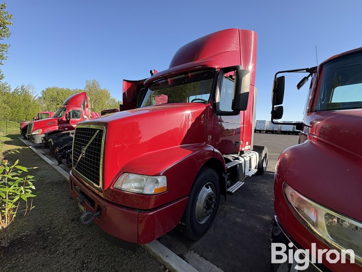 2015-volvo-vnm42t-truck-tractor-image-1