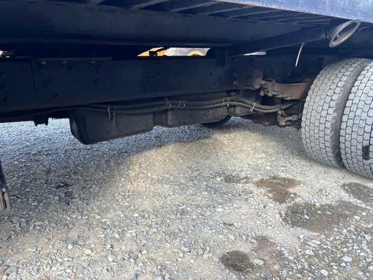 2005-gmc-5500-image-16