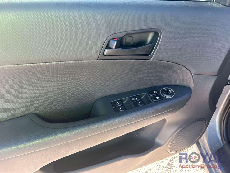2010-hyundai-elantra-touring-sedan-image-12