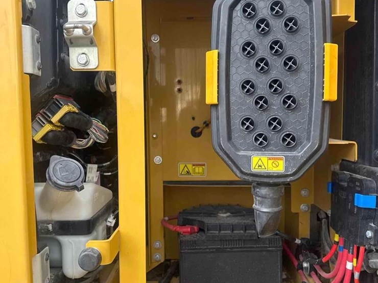 2019-caterpillar-320-image-57