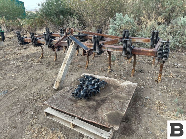 custom-152"-chisel-plow-image-1