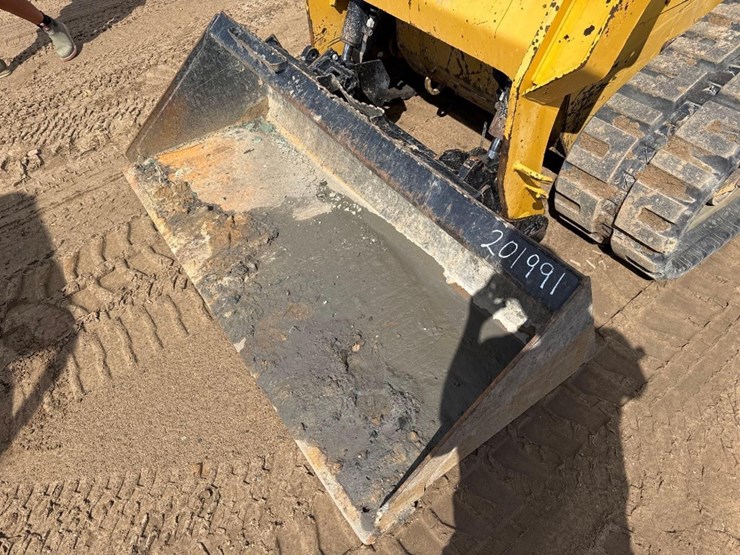 2020-caterpillar-259d3-image-17