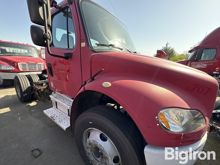 2004-freightliner-m2106-truck-tractor-image-12