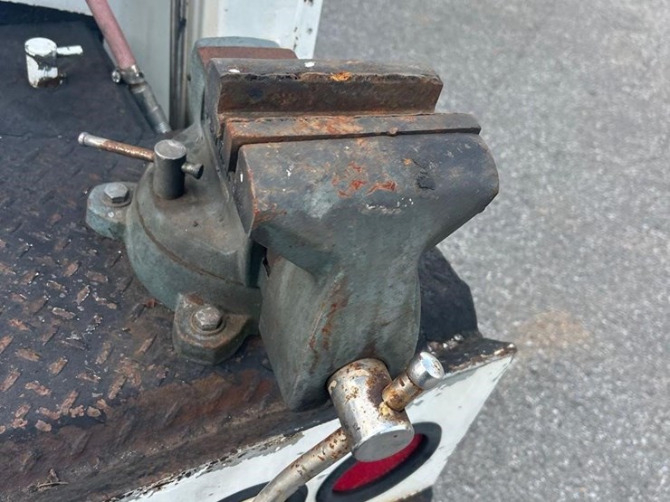 2009-gmc-topkick-c5500-image-27