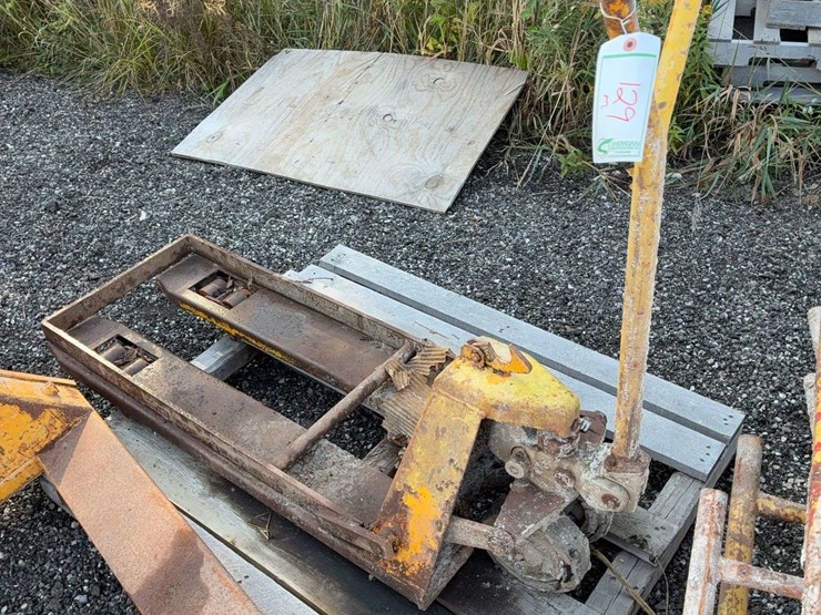 2-pallet-jacks-image-2