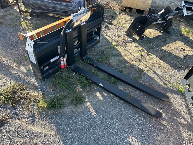 #41-•-48”-hydraulic-adjustable-skid-steer-pallet-forks-image-1