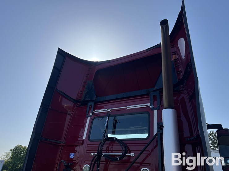 2016-volvo-truck-tractor-image-17