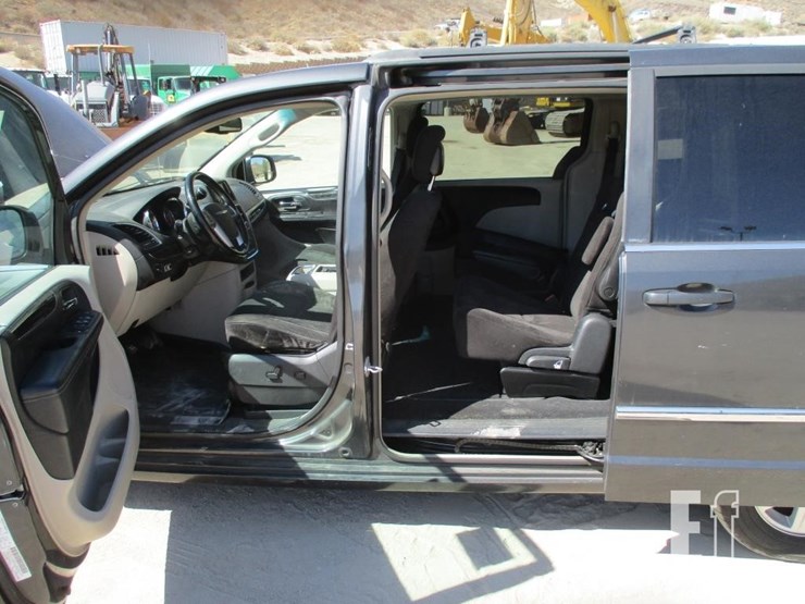 2012-chrysler-town-&-country-image-12