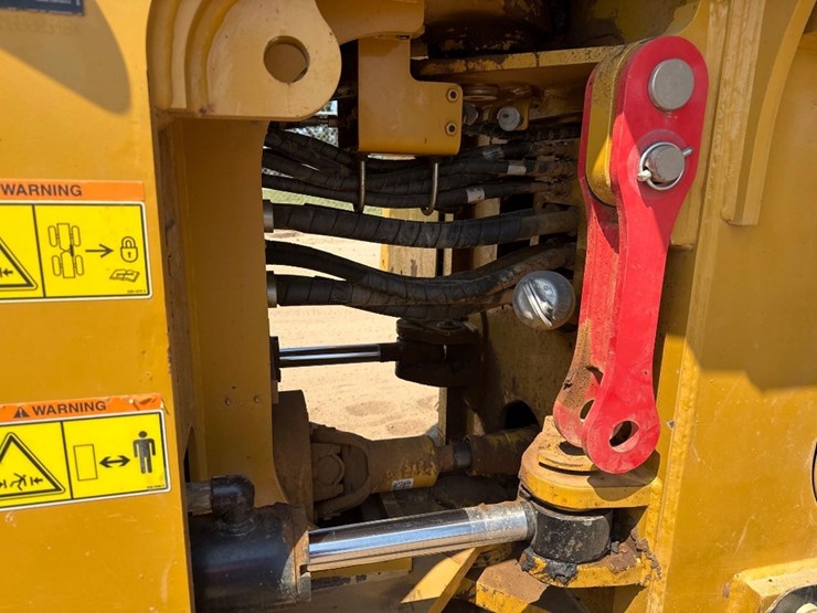 2018-caterpillar-815k-image-16