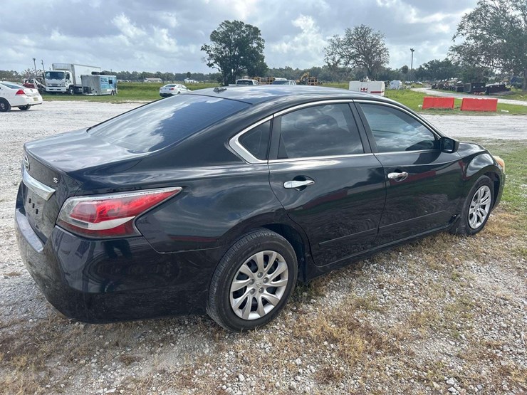 2015-nissan-altima-sedan-image-3