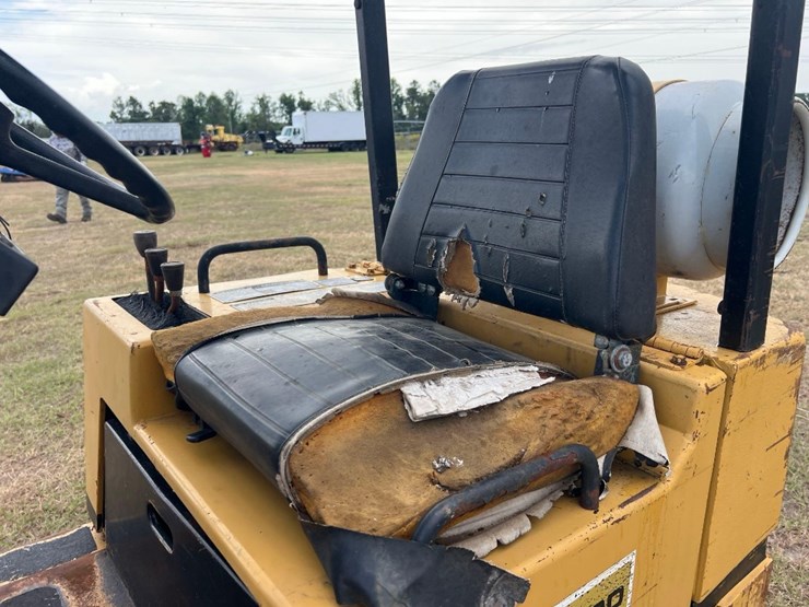 caterpillar-t30d-warehouse-forklift-image-19