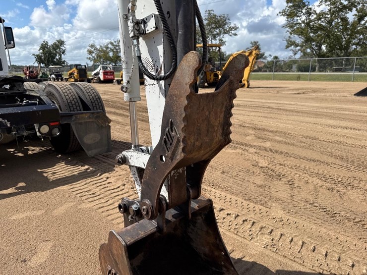 takeuchi-tb240-image-21