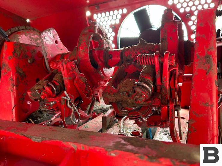 2016-massey-ferguson-1842-image-32