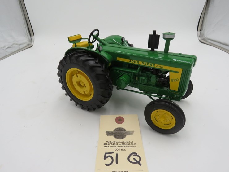 ertl-1/16th-scale-john-deere-820-toy-tractor-image-2
