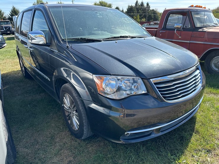 2014-chrysler-town-and-country-image-3