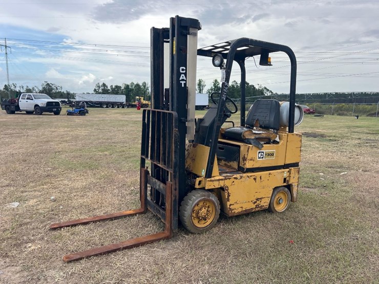 caterpillar-t30d-warehouse-forklift-image-2