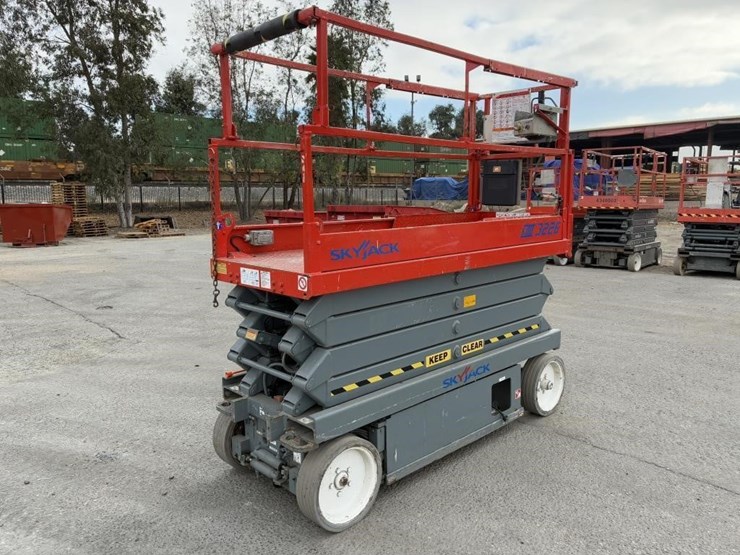 skyjack-sj-3226-scissor-lift-image-3