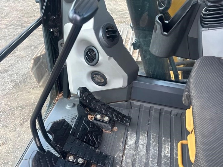 2019-caterpillar-320-image-25