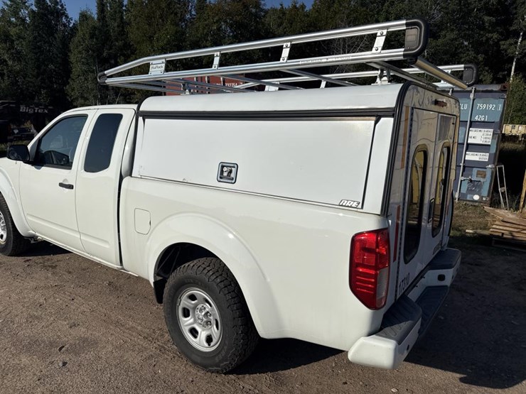 #2906-•-2017-nissan-pickup-truck-image-12