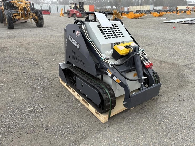 2024-bttl-st25m-6-skid-steer-track-loader-image-2