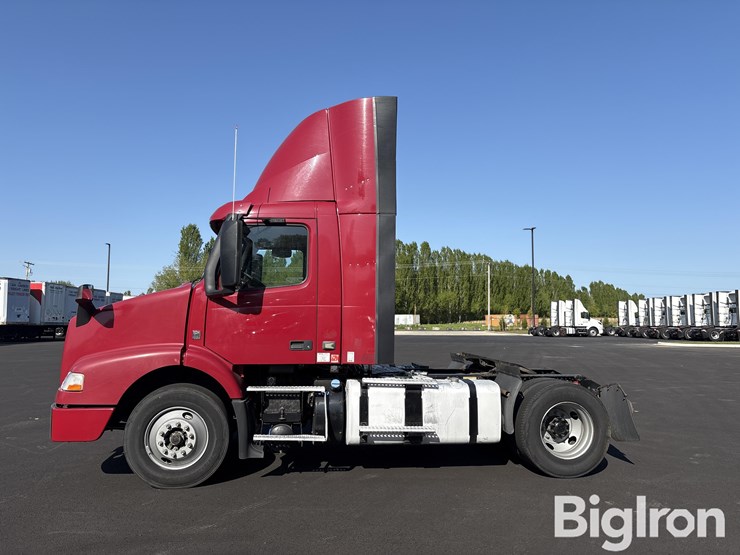 2015-volvo-vnm42t-truck-tractor-image-8