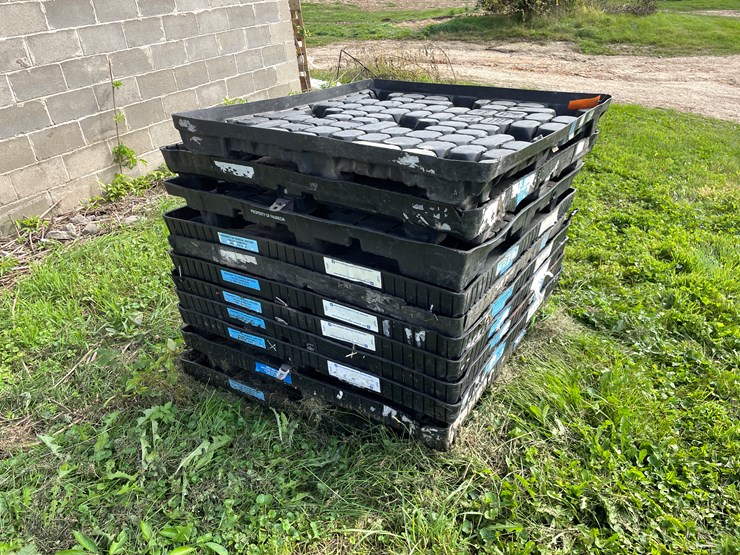 #4483-•-(11)-poly-pallets-image-1
