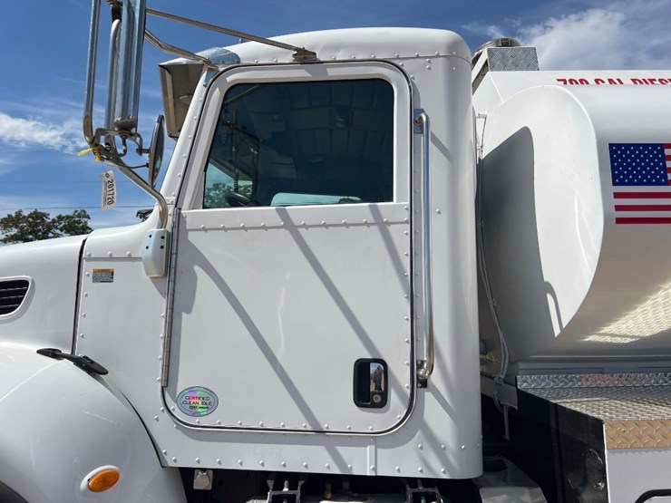 2012-peterbilt-pb348-fuel-&-lube-truck-image-10