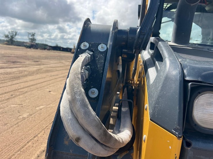 2021-deere-325g-image-23