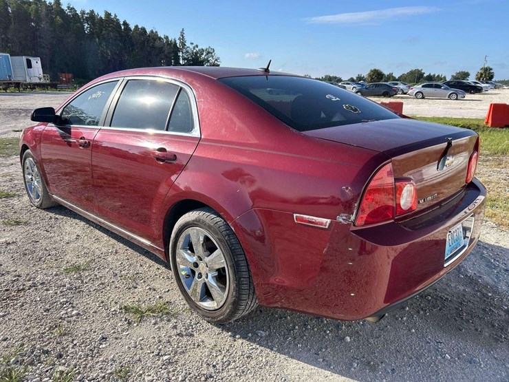 2011-chevrolet-malibu-2lt-sedan-image-4