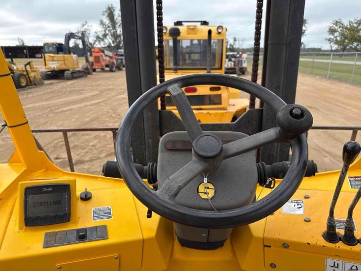 sellick-s80j4e-4-rough-terrain-forklift-image-17