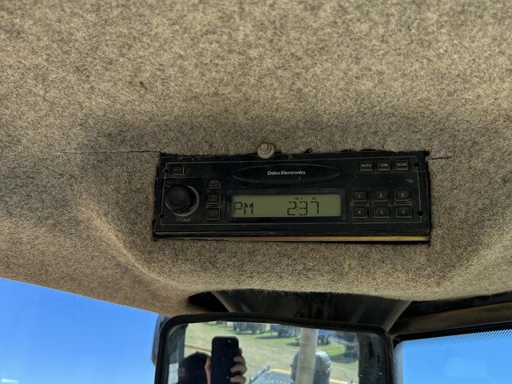 2003-deere-824j-image-58