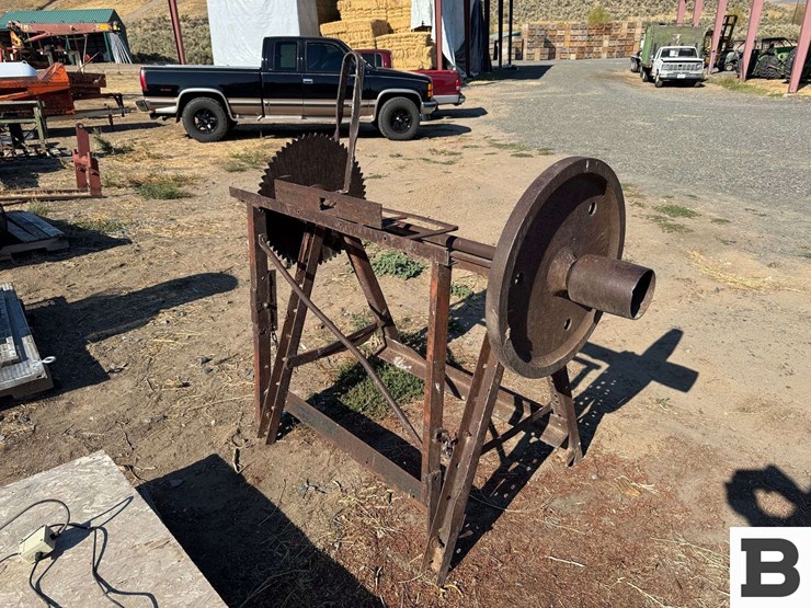 vintage-wood-saw-image-2