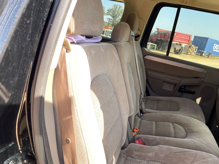 2004-ford-explorer-image-51