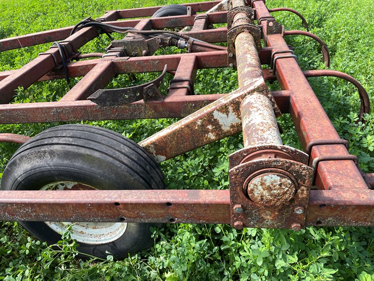 #4463-•-brady-(10)-tooth-chisel-plow-image-10
