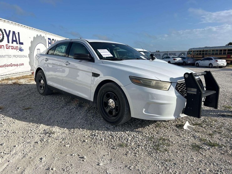 2015-ford-taurus-awd-sedan-image-2